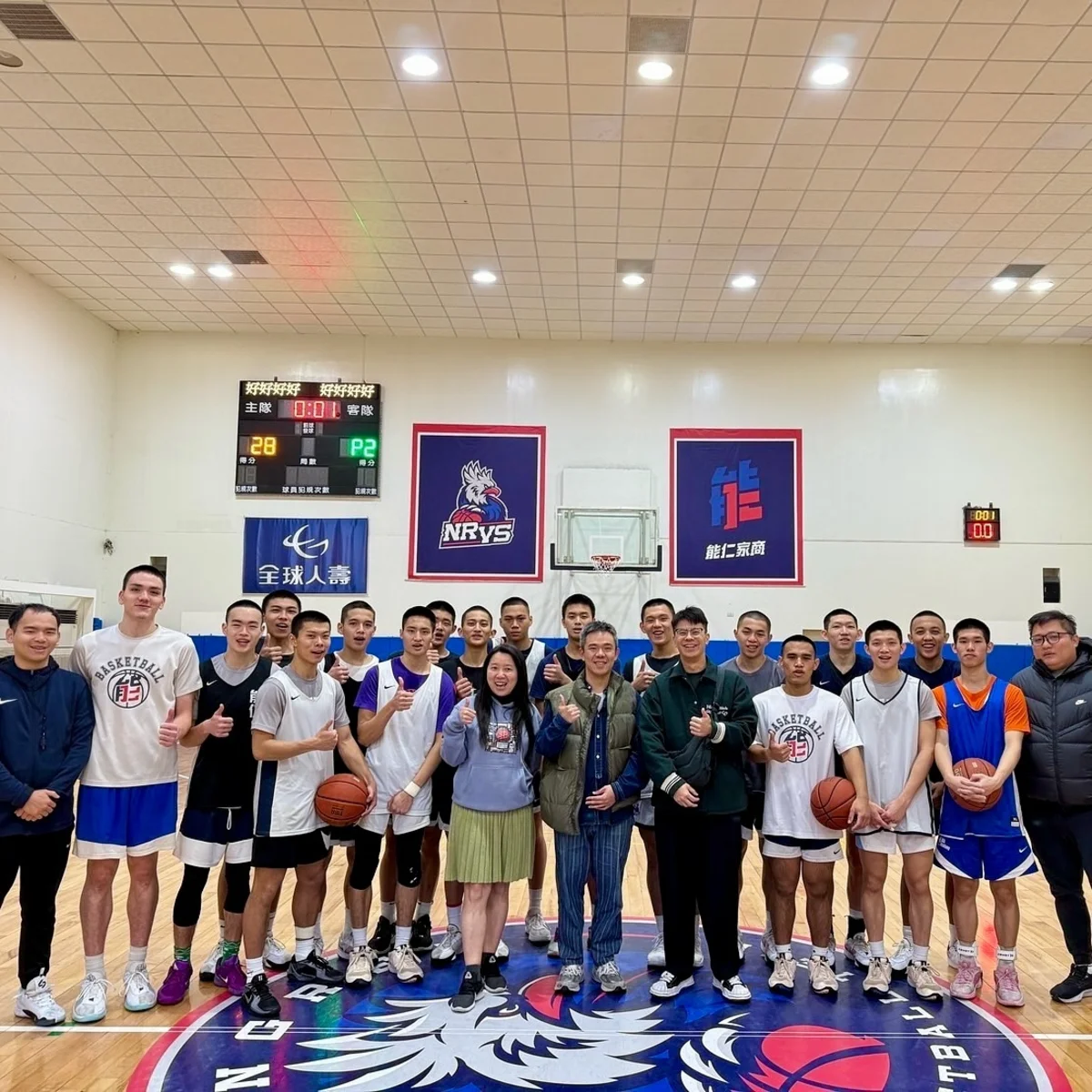 能仁盃籃球賽 — 蛋白盒子執行長與球員合影